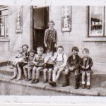 Beek-1956-Kinderen-voor-Sparwinkel-en-Cafe